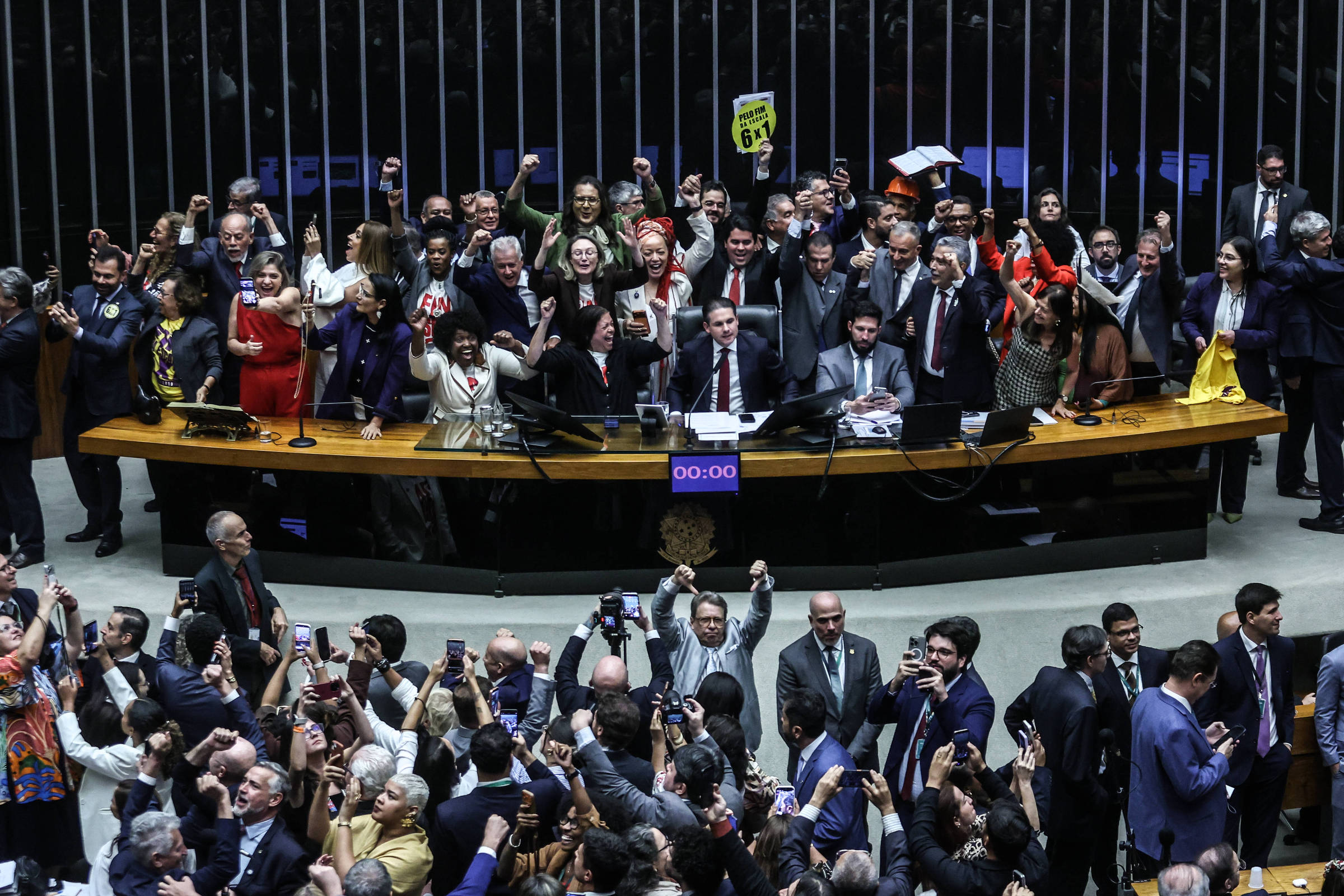 Fim da escala 6x1: Câmara aprova PEC;