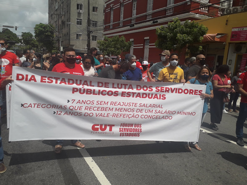 Fórum de Servidores faz protesto por reajuste salarial