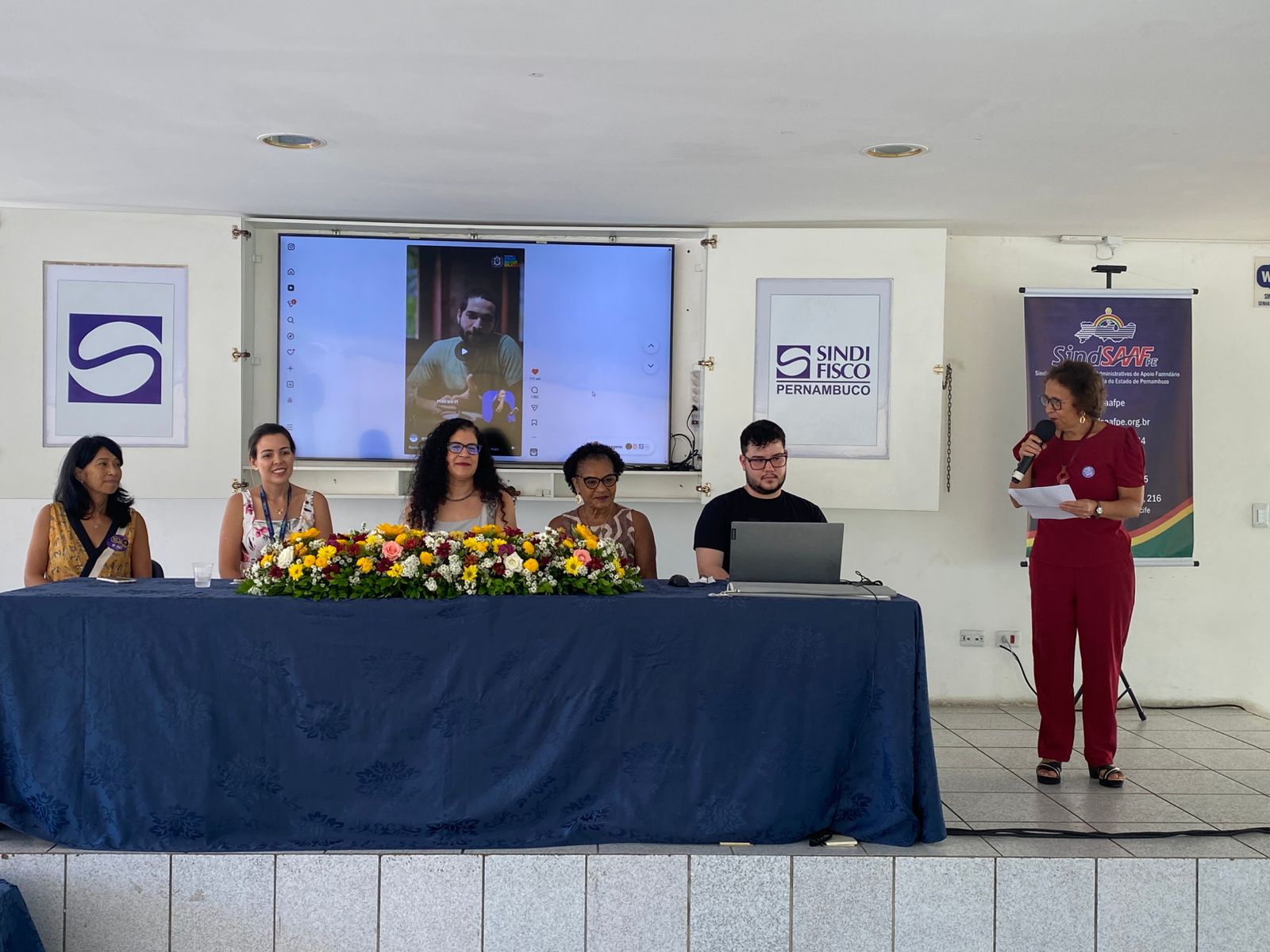 Palestra violência contra a mulher para celebrar o 8 de março